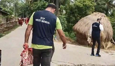 திரிணமூல் காங். பிரமுகரின் குளத்திலிருந்து ஆயுதங்கள் மீட்பு