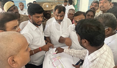 பழநி முருகன் கோயிலில் பக்தர்களிடம் குறைகளைக் கேட்டறிந்தார் அமைச்சர் ரமேஷ்