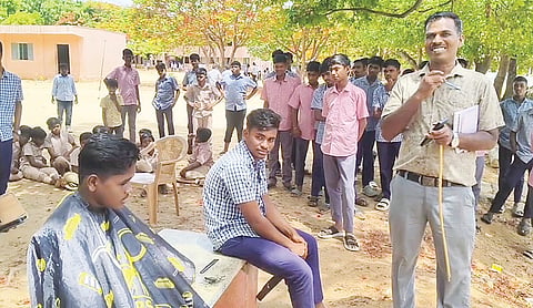 நாட்றம்பள்ளி அரசு ஆண்கள் மேல்நிலை பள்ளி உடற்கல்வி ஆசிரியர் பழனி சொந்த செலவில் மாணவர்களுக்கு முடி திருத்தம் செய்தார்.