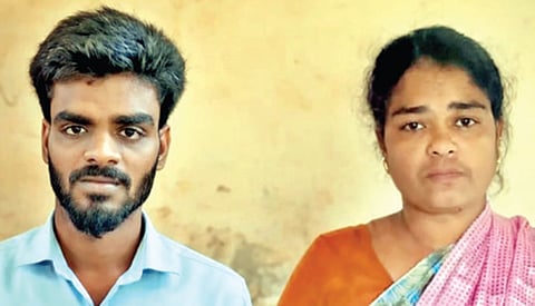 சிவஞானம் மற்றும் அவரது தாய் எஸ்தர் பாலின்.