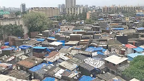 மும்பை தாராவியில் உள்ள குடிசைப்பகுதி.
