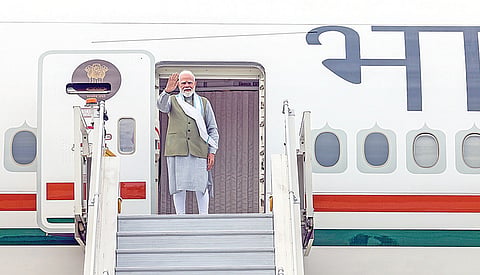 பிரதமர் நரேந்திர மோடி 6 நாள் வெளிநாட்டுப் பயணமாக நேற்று பிரான்ஸ் புறப்பட்டுச் சென்றார். ஜி-7 உச்சி மாநாட்டில் பங்கேற்கும் பிரதமர் பல்வேறு உலகத் தலைவர்களுடன் இருதரப்பு பேச்சுவார்த்தை நடத்த உள்ளார். படம்: பிடிஐ