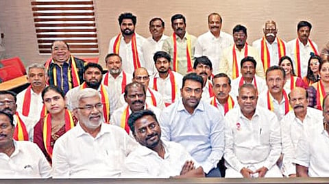 முன்னாள் அமைச்சர் கே.டி.பச்சைமால், முன்னாள் எம்.பி.க்கள் நா.பாலகங்கா, இளவரசன், வனரோஜா, முன்னாள் எம்.எல்.ஏ.க்கள் எஸ்.ரவி, விஜயதரணி, முருகேசன், நெல்லை முன்னாள் மேயர் புவனேஸ்வரி உள்ளிட்ட ஏராளமானோர் அமைச்சர்கள் புஸ்ஸி ஆனந்த், ஆதவ் அர்ஜுனா முன்னிலையில் நேற்று தவெகவில் இணைந்தனர்.