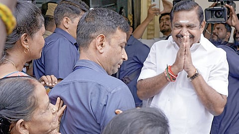 சென்னை ராயப்பேட்டையில் உள்ள தலைமை அலுவலகத்துக்கு வந்த அதிமுக பொதுச் செயலாளர் பழனிசாமி.