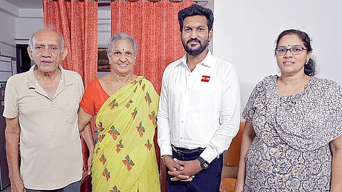 தாம்பரம்-வேளச்சேரி சாலைக்கு மேஜர் முகுந்த் வரதராஜனின் பெயரைச் சூட்ட தாம்பரம் மாநகராட்சிக் கூட்டத்தில் தீர்மானம் நிறைவேற்றப்பட்டுள்ளது. இந்நிலையில் மேஜர் முகுந்த் குடும்பத்தினரை அமைச்சர் த.சரத்குமார் சந்தித்தார்.