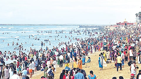 திருச்செந்தூர் சுப்பிரமணிய சுவாமி கோயில் கடற்கரையில் நேற்று ஏராளமான பக்தர்கள் புனித நீராடினர்.