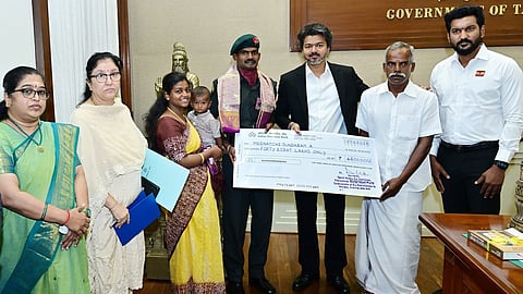 'கீர்த்தி சக்ரா' பெற்ற ராணுவ வீரரை பாராட்டிய முதல்வர் விஜய் - அரசு சார்பில் ரூ.48 லட்சம் வழங்கினார்