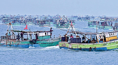 தமிழகத்தில் மீன்பிடித் தடைக்காலத்துக்குப் பிறகு நேற்று ராமேசுவரத்தில் இருந்து ஆயிரக்கணக்கான விசைப் படகுகள் கடலுக்குச் சென்றன.