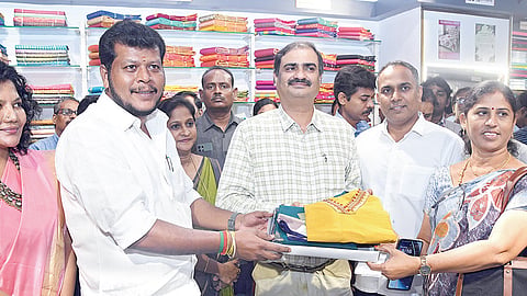 பன்னாட்டு விமானநிலைய முனையம் உள்பட 2 இடங்களில் கோ-ஆப்டெக்ஸ் விற்பனை நிலையம் திறப்பு: தீபாவளி விற்பனை இலக்கு ரூ.100 கோடி