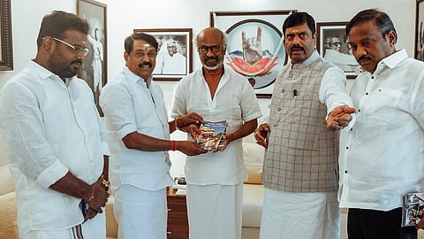 பிரதமர் மோடியின் சாதனைகள் குறித்த சிறப்பு புத்தகங்களை நடிகர் ரஜினிகாந்திடம் நயினார் நாகேந்திரன் வழங்கினார். உடன் பாஜக மேலிடப் பொறுப்பாளர் அரவிந்த் மேனன், மாநிலச் செயலாளர் கராத்தே தியாகராஜன், பிரச்சாரப் பிரிவு அமைப்பாளர் பாண்டியராஜ் ஆகியோர்.