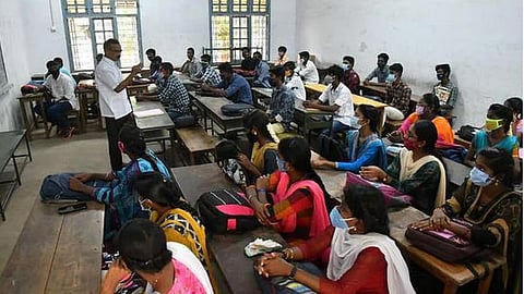 அரசுக் கல்லூரி ஆசிரியர்களுக்கு இடமாறுதல் கலந்தாய்வு: உயர்கல்வித் துறை அனுமதி