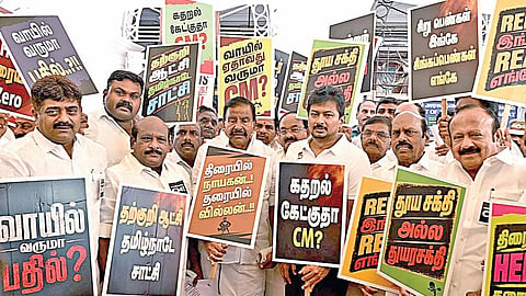 தமிழக அரசுக்கு எதிராக கோஷமிட்டு, சட்டப்பேரவைக்கு வெளியே ஆர்ப்பாட்டத்தில் ஈடுபட்ட உதயநிதி ஸ்டாலின் மற்றும் திமுக எம்எல்ஏக்கள். படம்: ம.பிரபு