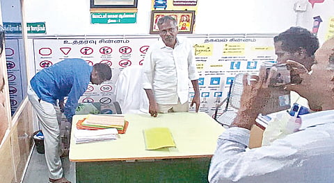 திருச்சி பிராட்டியூரில் உள்ள வட்டார போக்குவரத்து அலுவலகத்தில் நேற்று நடந்த சோதனை.