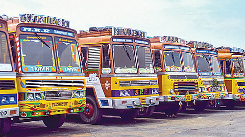 டீசல் விலை உயர்வால் லோடு கிடைக்காமல், சேலம் செவ்வாய்ப்பேட்டை மார்க்கெட் பகுதியில் நிறுத்தி வைக்கப்பட்டுள்ள லாரிகள். படம் : எஸ்.குரு பிரசாத்