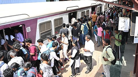 நீட் தேர்வை முன்னிட்டு மாணவர்களின் வசதிக்காக ஜூன் 21-ல் வார நாட்கள் அட்டவணைப்படி புறநகர் ரயில் சேவை
