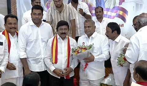 தவெகவில் இணைந்த இயக்குநர் ஆர்.வி உதயகுமார்