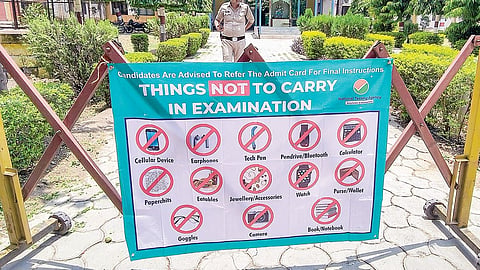 இளநிலை மருத்துவப் படிப்புகளுக்கான நீட் மறுதேர்வு இன்று நாடு முழுவதும் நடைபெறுகிறது. 22 லட்சத்துக்கும் மேற்பட்ட மாணவ, மாணவிகள் பங்கேற்கின்றனர். தேர்வு அறைக்கு கொண்டு செல்லக்கூடாத பொருட்கள் எவை என்று மத்தியப் பிரதேச மாநிலம் இந்தூரில் உள்ள தேர்வு மையத்தில் பேனர் வைக்கப்பட்டுள்ளது. படம்: பிடிஐ