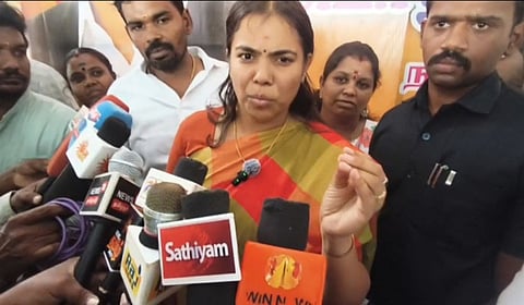 அமைச்சர் கீர்த்தனா