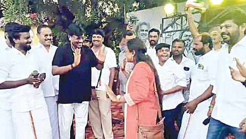 மதுரை மாவட்டம் மேலூரில் நடந்த நிகழ்ச்சியில் தவெக தொண்டர்களுடன் இணைந்து நடனமாடிய உயர்கல்வித் துறை அமைச்சர் விஸ்வநாதன்.