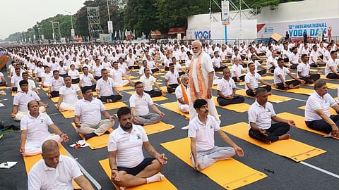 மேற்கு வங்க மாநிலம் கொல்கத்தாவில் நேற்று நடைபெற்ற சர்வதேச யோகா தின விழாவுக்கு பிரதமர் நரேந்திர மோடி தலைமை தாங்கினார். இதில் 30 ஆயிரத்துக்கும் மேற்பட்டோர் பங்கேற்று யோகா பயிற்சி செய்தனர்.