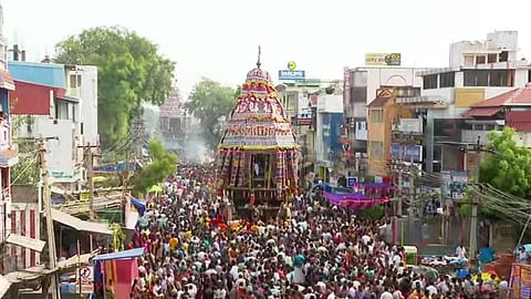 சிதம்பரம் நடராஜர் கோயில் ஆனித் திருமஞ்சன விழாவை முன்னிட்டு நடைபெற்ற தேரோட்டம்.