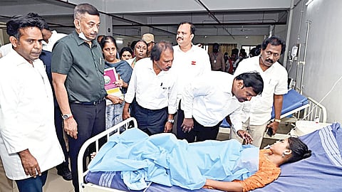 திருவள்ளூர் மாவட்டம் கன்னிகைப்பேர் பகுதியில் அமோனியா வாயு கசிவால் உடல்நலம் பாதிக்கப்பட்டு மருத்துவமனையில் சிகிச்சை பெறுபவர்களுக்கு அமைச்சர் குமார் ஆறுதல் கூறினார்.