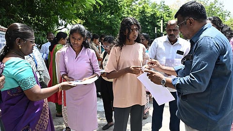 நாடு முழுவதும் பலத்த பாதுகாப்புடன் நீட் மறுதேர்வு: 22 லட்சத்துக்கும் மேற்பட்ட மாணவ, மாணவிகள் எழுதினர்