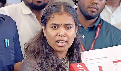 முதலீடுகள் குறித்து விளக்கம் அளித்த அமைச்சர் கீர்த்தனா. | படம்: எஸ்.சத்தியசீலன் |