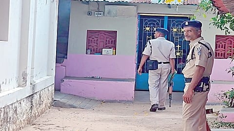 லால்குடியில் கிறிஸ்துராஜ் வீட்டில் சோதனை நடந்த போது பாதுகாப்புப் பணியில் ஈடுபட்டிருந்த மத்திய தொழிற்பாதுகாப்புப் படையினர்.
