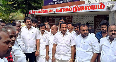 ராயக்கோட்டை காவல் நிலையத்தில் திமுக நிர்வாகி மீது வழக்குப் பதிவு செய்தது தொடர்பாக திமுகவினர் விளக்கம் கேட்டனர்.