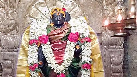 மாங்கனித் திருவிழா இன்று தொடங்குவதை முன்னிட்டு சிறப்பு அலங்காரத்தில் காரைக்கால் அம்மையார்.