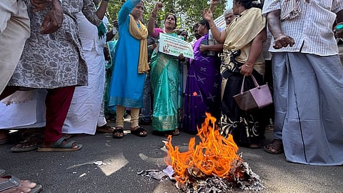 மேகேதாட்டு விவகாரத்தில் பேரவை தீர்மான நகல் எரிப்பு: தஞ்சாவூரில் காவிரி உரிமை மீட்புக் குழு போராட்டம்