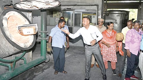 கடத்தல்காரர்களிடம் இருந்து பறிமுதல் செய்யப்பட்ட 2,449 கிலோ கஞ்சாவை தீயிலிட்டு அழிக்கும் காவல் துணை ஆணையர் சக்திவேல்.