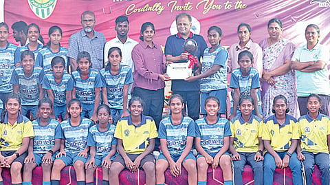 திண்டுக்கல் மாவட்ட கால்பந்து போட்டி: புனித மரியன்னை, அங்கு விலாஸ் அணிகள் முதலிடம் பிடித்து அசத்தல்