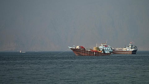 சரக்கு கப்பல் மீது தாக்குதல் நடத்தியதற்காக ஈரான் மீது அமெரிக்கா குண்டு வீச்சு