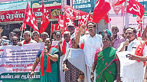 பெரம்பலூர் புதிய பேருந்து நிலையம் அருகில் நேற்று நடைபெற்ற ஆர்ப்பாட்டத்தில் பங்கேற்ற இந்திய கம்யூனிஸ்ட் கட்சியின் மாநிலச் செயலாளர் மு.வீரபாண்டியன் உள்ளிட்டோர்.