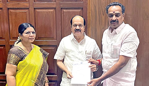 சட்டப்பேரவைத் தலைவர் ஜேசிடி பிரபாகரிடம் ராஜினாமா கடிதத்தை வழங்கிய எம்.ஆர்.விஜயபாஸ்கர். உடன் பேரவைச் செயலர் ஆர்.சாந்தி.