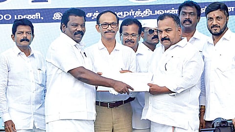 தமிழக காங்கிரஸ் தலைவராக மாணிக்கம் தாகூர் நேற்று பொறுப்பு ஏற்றுக்கொண்டார். உடன் முன்னாள் தலைவர் செல்வப்பெருந்தகை, மேலிடப் பொறுப்பாளர் கிரிஷ் சோடங்கர். படம்: எல்.சீனிவாசன்