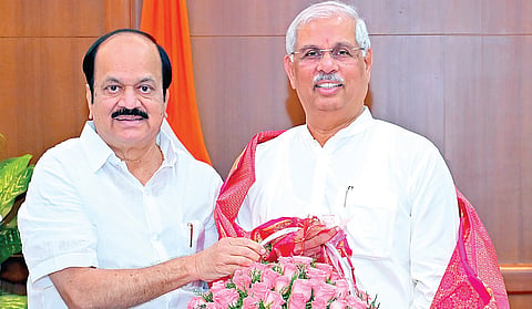 ஆளுநருடன் பேரவைத்தலைவர் திடீர் சந்திப்பு