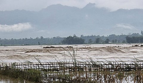 வடகிழக்கு மாநிலங்களில் கனமழை, வெள்ளம்: அசாமில் பஸ், ரயில் சேவை முடங்கியது - 22,000 பேர் பரிதவிப்பு