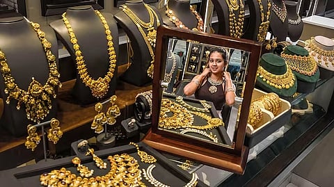 அதிரடி வீழ்ச்சி - தங்கம் விலை பவுனுக்கு ரூ.2,160 குறைவு!