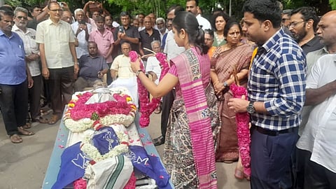 கோவை: கவிஞர் புவியரசு உடல் அரசு மரியாதையுடன் தகனம்