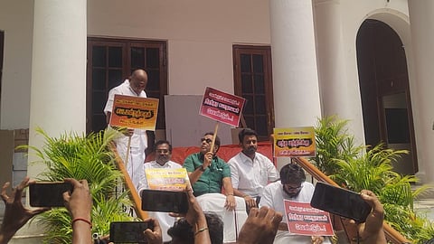 புதுச்சேரி: பேரவைத் தலைவர் தேர்தல் நடத்த, அமைச்சர்களுக்கு இலாகா ஒதுக்கக் கோரி திமுக எம்எல்ஏக்கள் தர்ணா