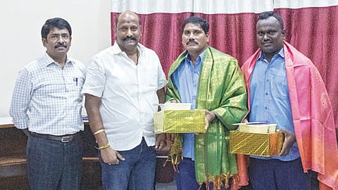 மயக்கமடைந்த பெண்ணை மருத்துவமனையில் சேர்த்து உயிரை காப்பாற்றிய ஓட்டுநர், நடத்துநருக்கு அமைச்சர் பாராட்டு