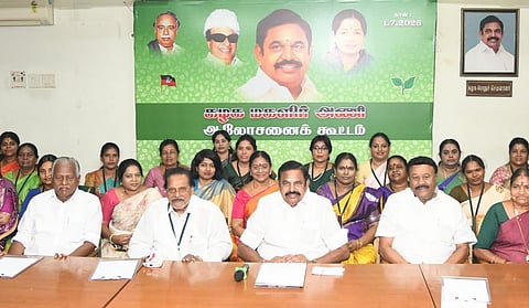 துரோகிகள் வெளியேறுவதால் தொண்டர்கள் மகிழ்ச்சி: அதிமுக மகளிரணி கூட்டத்தில் பழனிசாமி கருத்து