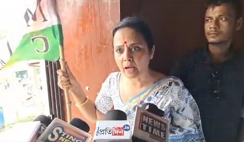 திரிணமூல் காங். எம்.பி. மஹுவா மொய்த்ரா மீது முட்டை வீச்சு: போலீஸார் வேடிக்கை பார்த்ததாக குற்றச்சாட்டு