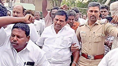 ஆத்தூர் பேரூராட்சி அலுவலகத்தில் இருந்து அனிதா ராதா கிருஷ்ணனை கைது செய்து அழைத்து வரும் போலீஸார்.