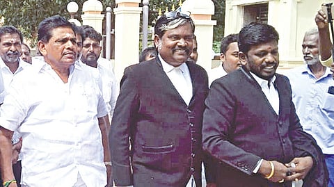 திருச்செந்தூர் நீதிமன்றத்துக்கு நேற்று வழக்கறிஞர்களுடன் வந்த திமுக எம்எல்ஏ அனிதா ராதாகிருஷ்ணன்.