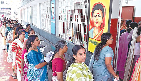 அரசு பள்ளிகளில் பணிபுரியும் ஆசிரியர்களுக்கான சிறப்பு ‘டெட்’ தேர்வு தமிழகம் முழுவதும் நேற்று நடைபெற்றது. சென்னை அயனாவரத்தில் உள்ள சென்னை மேல்நிலைப் பள்ளியில் தேர்வு எழுத வந்த ஆசிரியைகள். படம்: எஸ்.சத்தியசீலன்