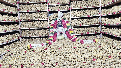 சங்கடஹர சதுர்த்தியை முன்னிட்டு திருப்பந்தியூர் செல்வ விநாயகர் நேற்று 18 ஆயிரம் கடலை உருண்டைகளால் அலங்கரிக்கப்பட்டு, பக்தர்களுக்கு அருள்பாலித்தார்.